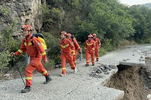 连续上篮定胜局！库里无惧赵四屡杀内线砍29分 三分11中4略铁无妨